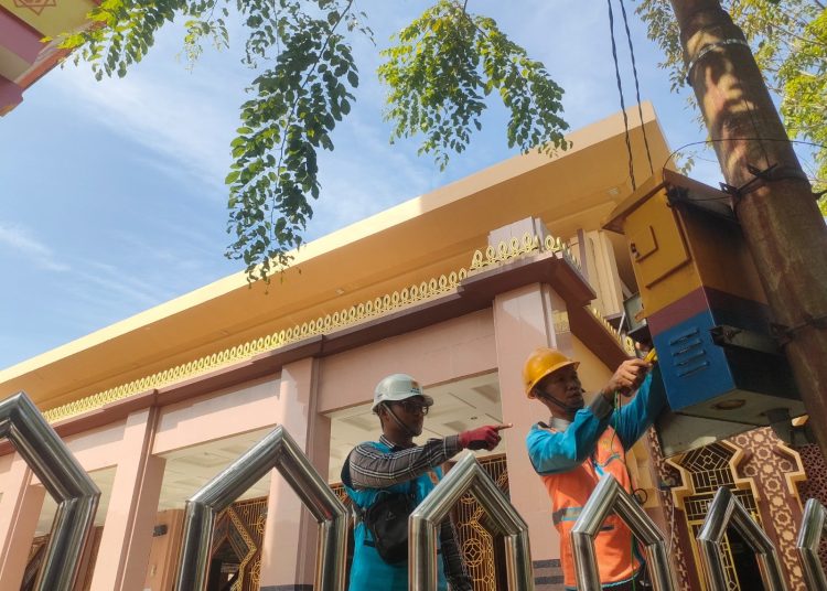 Petugas PLN memastukan instalasi di Masjid Agung Sibolga dalam kondisi prima ,sebelum pelaksanaan Shalat Idul Adha 1445H.(Satunusantara news/HO-Humas  PLN UID Sumut).