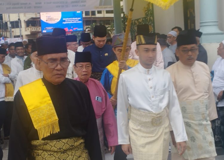 Sultan Deli ke XIV Tuanku Mahmud Aria Lamantjiji Perkasa Alam Shah (tengah) saat memasuki Masjid Raya Al Mansun Medan untuk melaksanakan Shalat Idul Adha 1445 Hijriyah.(Satunusantara news/Munawar).