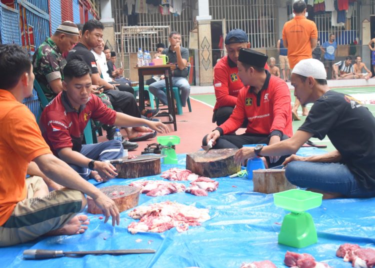 Rutan Kelas I Labuhan Deli melaksanakan  penyembelihan hewan kurban, bertempat di Lapangan Blok Rutan Labuhan Deli.(Satunusantara news/HO-Humas Rutan Labuhan Deli).