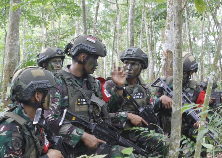 Prajurit Yonif 126/KC melaksanakan Latihan taktis tingkat unit Gunung Hutan bertempat di Hutan Marjanji Aceh Kompleks, Kabupaten Asahan.(Satunusantara news/HO-Yonif 126/KC).
