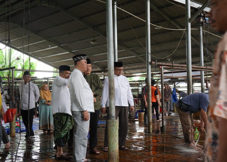 Kakanwil Kemenag Provinsi Sumut, H. Ahmad Qosbi (tengah) saat meninjau pemotongan hewan kurban di RPH Tanjung Gusta, Kecamatan Sunggal Deli Serdang.(Satunusantara news/HO-Humas Kemenag Sumut).