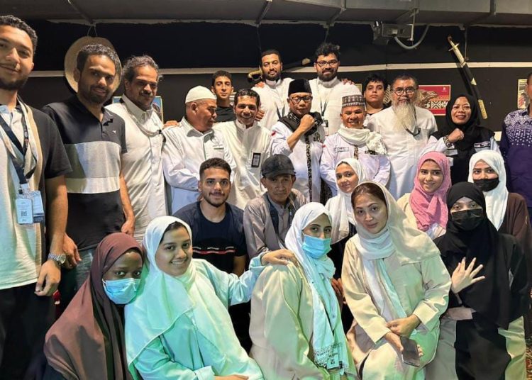 Ketua PPIH Arab Saudi Tahun 2024, H.Subhan Khalid (tengah) saat mengunjungi jemaah haji Kloter 25 KNO Medan  di Posko Maktab 17 Mina.(Satunusantara news/Humas Haji Medan).
