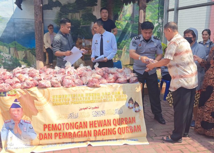 Petugas  Lapas Kelas I Medan , saat membagikan daging kurban kepada masyarakat yang berdomisili di sekitar  Lapas Medan.(Satunusantara news/HO-Humas Lapas Medan).