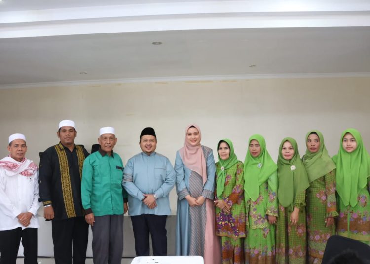Bupati Tapsel Dolly Pasaribu (tengah) saat foto bersama   dengan pimpinan Ormas se-Tapsel di Aula Rumah Dinas Bupati, Jalan Prof Lafran Pane, Sipirok.(Satunusantara news/HO-Kasi Prokopim Tapsel)