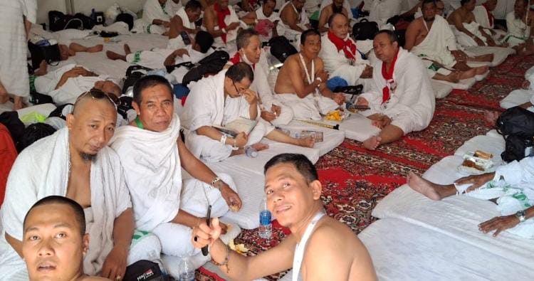 Jemaah haji Kloter 02 KNO Medan, saat berada di tenda tempat penampungan haji di Mina.(Satunusantara news/HO-Humas Haji Medan).