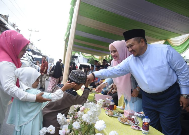 Bupati Tapsel Dolly Pasaribu (kanan) saat menyalami kafilah pada Pawai Taaruf MTQ ke-39 tingkat Provinsi Sumut, di Adian Pardomuan Sipirok, Kecamatan Sipirok.(Satunusantara news/HO-Prakopim Tapsel).