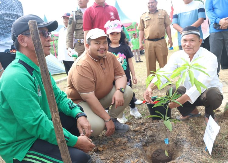 Bupati Tapsel Dolly Pasaribu (tengah) menanam pohon memperingati Hari Lingkungan Hidup Sedunia tahun 2024.(Satunusantara news/Prokopimda Tapsel).