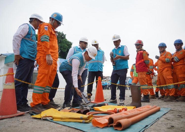 General Manajer PLN UID Sumatera Utara Saleh Siswanto memeriksa peralatan yang dipergunakan pasukan PDKB pada bakti PDKB dan gerebek penyulang.(Satunusantara news/HO-Humas PLN UID Sumut).