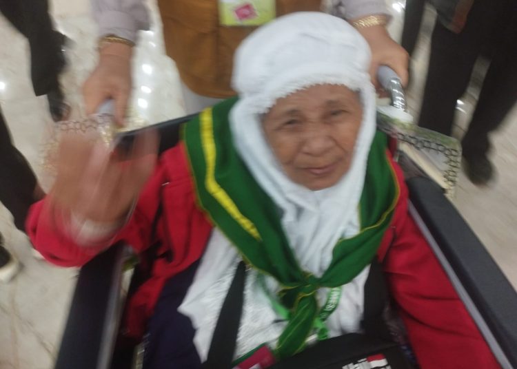 Rusdha Bucha Ali (78) jemaah haji lansia Kloter 02 Debarkasi Medan.(Satunusantara news/Munawar).