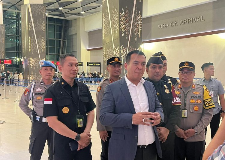Sekretaris PPIH Debarkasi Medan H. Zulpan Efendi (nomor dua kiri , saat menjeguk Jemaah haji technical landing atas nama Sadi Baiman asal Embarkasi Surabaya Kloter 13 wafat di RSUD Amri Tambunan, Lubuk Pakam,  Kabupaten Deli Serdang.(Satunusantara news/HO-Humas Haji Medan).