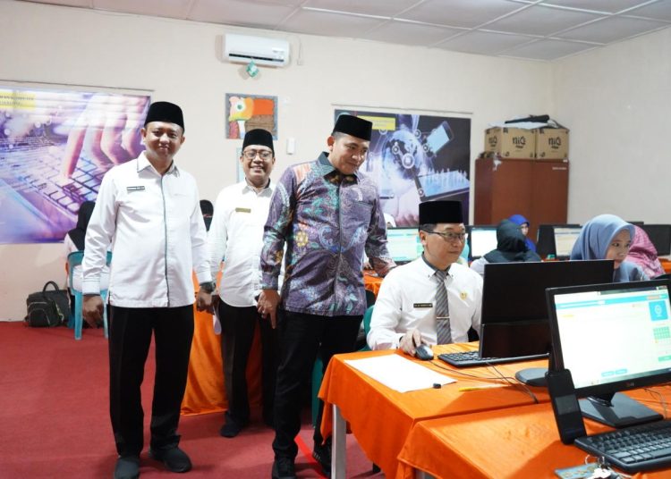 Kepala Bidang Pendidikan Madrasah Kanwil Kemenag Sumut,  H. Erwin Pinayungan Dasopang (depan) saat  melaksanakan monitoring pelaksanaan AKGTK Tahun 2024.(Satunusatara news/HO-Humas Kemenag Sumut).