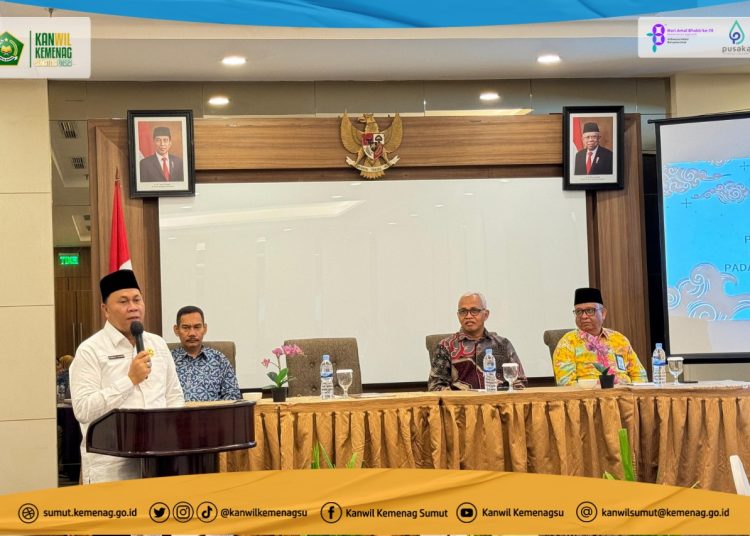 Kakanwil Kemenag Sumut H. Ahmad Qosbi (kiri).(Satunusantara news/HO-Humas Kemenag Sumut).