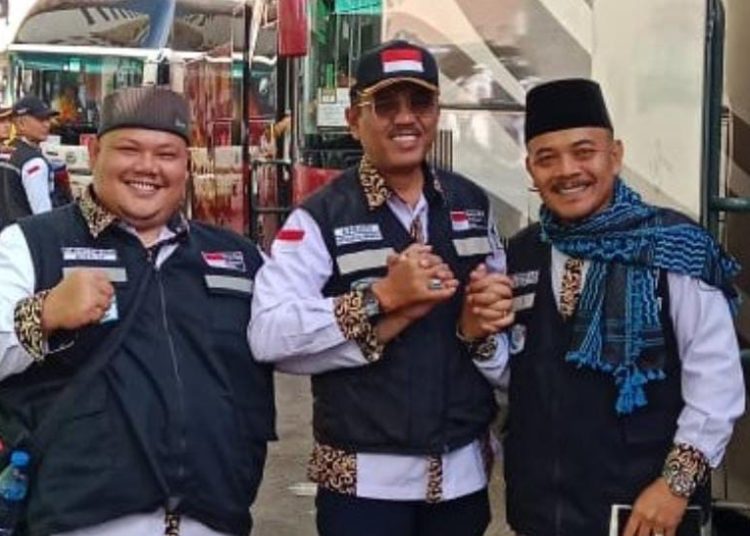 Ketua Kloter 04 Debarkasi Medan Abdullah Amin Hasibuan (tengah) saat berada di Madinah.(Satunusantara news/HO-Humas Haji Medan).