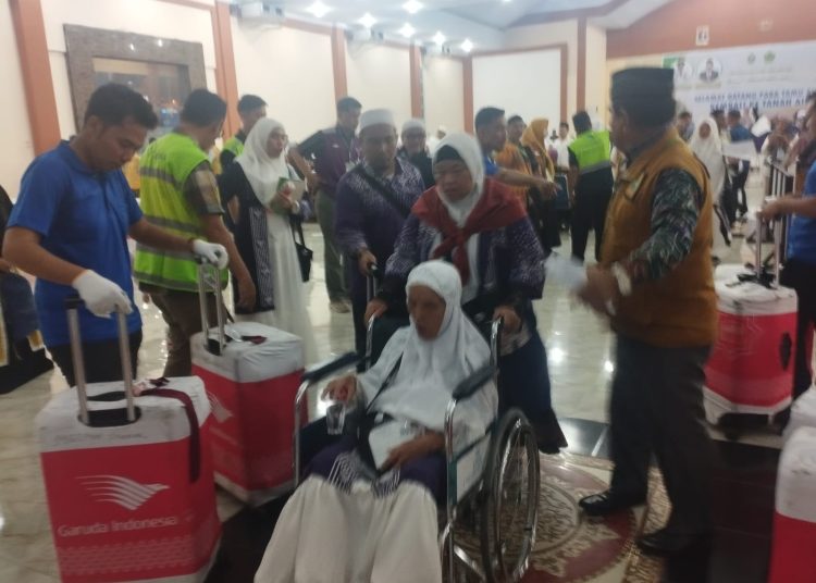 Jemaah haji Kloter 03 Debarkasi Medan, saat tiba  di Aula 1 Madinatul Hujjaj Asrama Haji Medan.(Satunusantara news/Munawar).