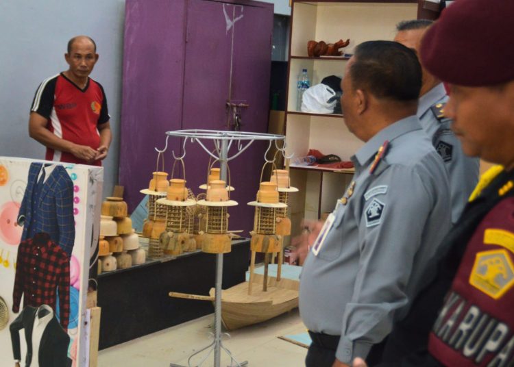 Kalapas Kelas I Medan Maju Amintas Siburian (Kanan) saat menyaksikan warga binaan yang sedang membuat lampu Petromax Kayu di Lapas Medan.(Satunusantara news/HO-Humas Lapas Medan).