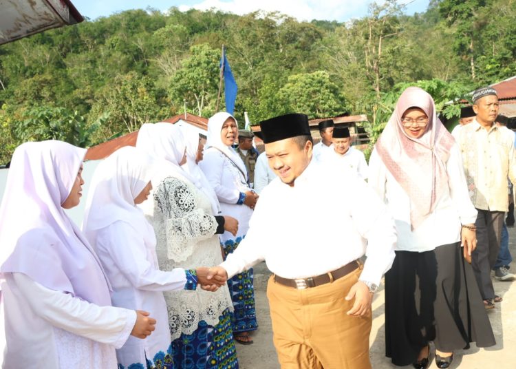 Bupati Tapsel Dolly Pasaribu (kanan)  saat menghadiri pengajian BKMT tingkat Kecamatan di Desa Sorimadingin, Kecamatan Batang Angkola, Kabupaten Tapsel.(Satunusantara news/HO-Prokopimda Tapsel).