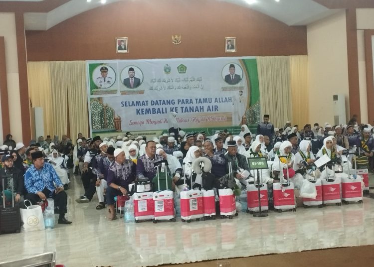 Sebanyak 356 jemaah haji Kloter 04 Debarkasi Medan, saat tiba di Aula 1 Madinatul Hujjaj Asrama Haji Medan.(Satunusantara news/Munawar).