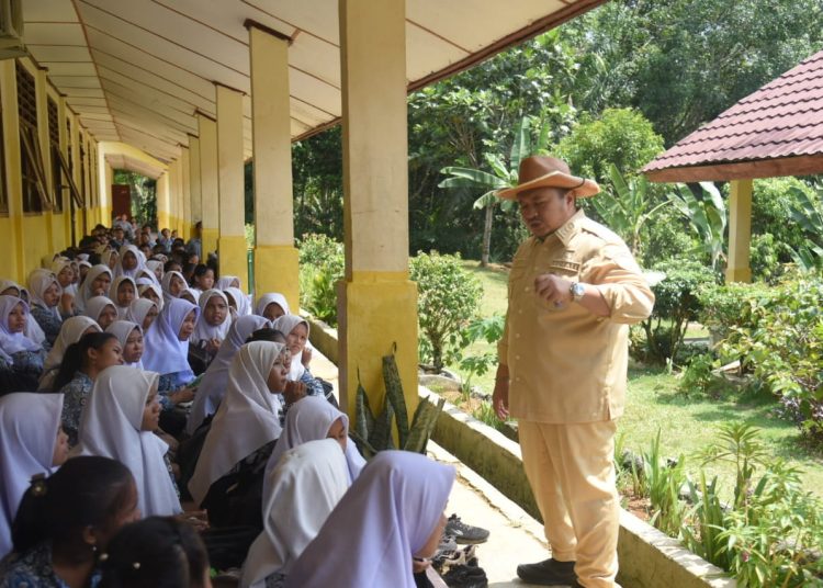 Bupati Tapsel Dolly Pasaribu, saat bertemu langsung dengan siswa-siswi SMP Negeri 3 Garonggang, Kecamatan Angkola Selatan, Kabupaten Tapsel.(Satunusantara news/HO-Prokopim Tapsel).