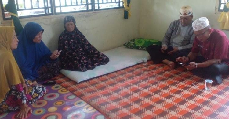 Kemenag Kota Medan diwakili Kepala KUA Medan Baru, Judri Hutagalung bersama staf KUA menemui keluarga almarhum H Rambat Ahmad Kusim jemaah haji Kloter 18 asal Medan menyampaikan duka cita yang mendalam, karena H.Rambat berpulang ke Rahmatullah.(Satunusantara news/HO-Humas Haji Medan).