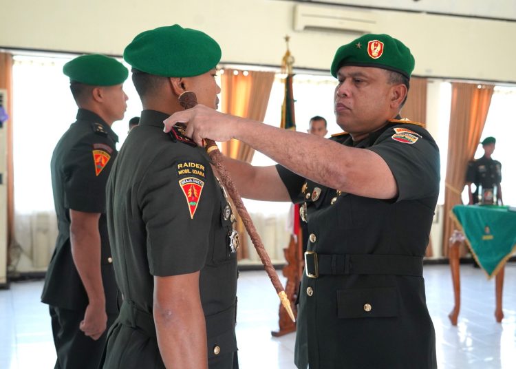 Danrem 032/Wirabraja Brigjen TNI Wahyu Eko Purnomo (kanan) saat melepaskan tanda pangkat Letkol Inf Andit Franata, pada serahterima jabatan  Danyonif 131/Braja Sakti.(Satunusantara news/HO-Penrem 032/Wirabraja).