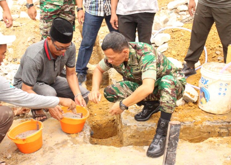 Dandim 0209/Labuhanbatu Letkol Inf Yudy Ardiyan Saputro, saat meletakkan batu pertama pembangunan rumah wartawan Utamanews.com. (Satunusantara news/HO-Pendim 0209/Labuhanbatu).