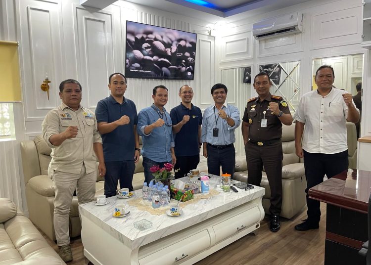 Kajari Binjai  Jufri dan Manajer PLN UP3 Binjai Darwin Simanjuntak (dari kanan ke kiri) saat foto bersama di kantor Kejaksaan Negeri Biinjai.(Satunusantara news).