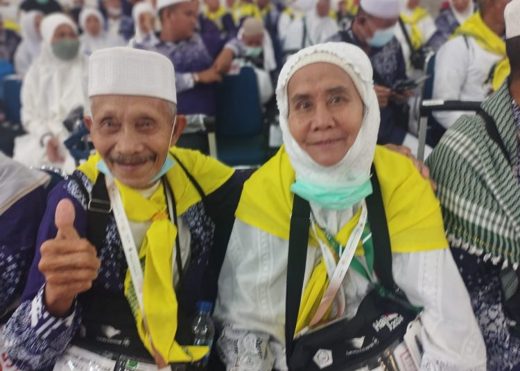 H.Macmud Jamil Ritonga (87) jemaah haji yang tertua dari Kabupaten Labuhanbatu Utara bersama Istri Hj Mahmudah Lubis (82) saat tiba di Asrama Haji Medan.(Satunusantara news/Munawar).