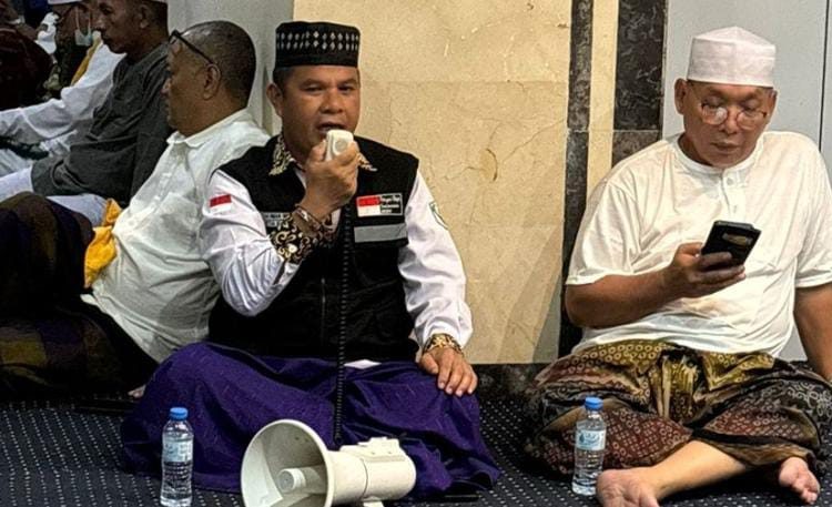 Ketua Kloter 25 KNO Medan Yakhman Hulu (tengah) pada saat pertemuan dengan jemaah haji.(Satunusantara news/Humas Haji Medan)