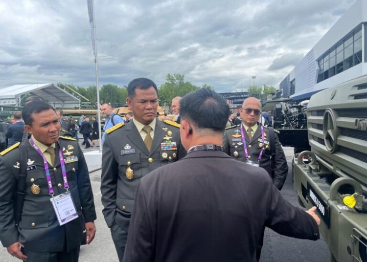 Wakasad Letjen TNI Tandyo Budi R (tengah) saat menyaksikan Pameran Eurosatory merupakan salah satu pameran internasional terbesar di bidang pertahanan dan keamanan darat serta udara  di Pusat Pameran Paris-Nord Villepinte. (Satunusantara news/HO-Dispenad).