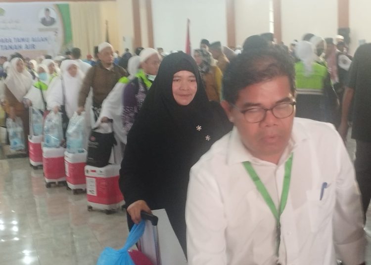 Sebanyak 358 jemaah haji Kloter 08 Debarkasi Medan berasal dari Tanjungbalai 170 orang, Medan 180 orang, Tapanuli Selatan 1 orang, dan petugas 7 orang, saat meninggalkan  Aula 1 Madinatul Hujjaj Asrama Haji Medan.(Satunusantara news/Munawar).