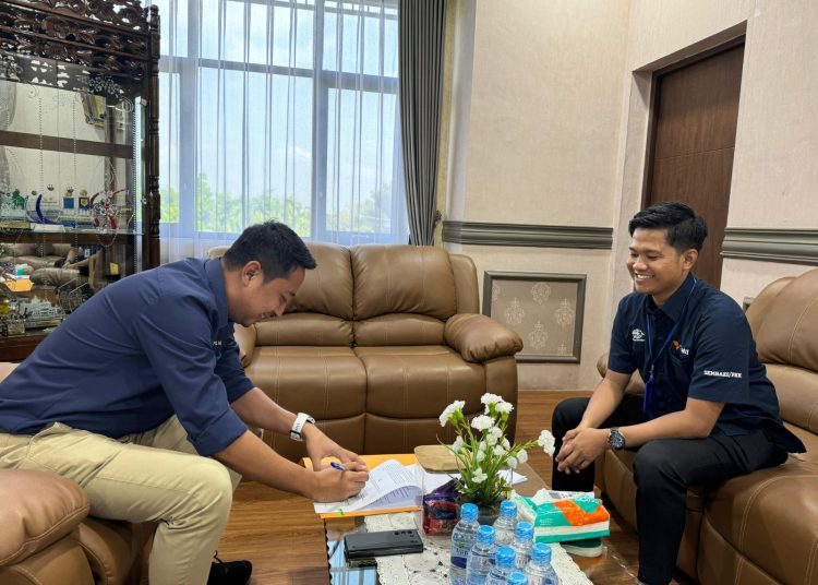 Manajer PLN UP3 Rantauprapat Sendy Rudianto (kiri) melakukan penandatanganan kerja sama pengiriman berkas, invoice, dan surat menyurat untuk menigkatkan efisiensi operasinal  dengan PT Pos Indonesia (Persero).(Satunusantara news/HO-Humas PN UID Sumut).