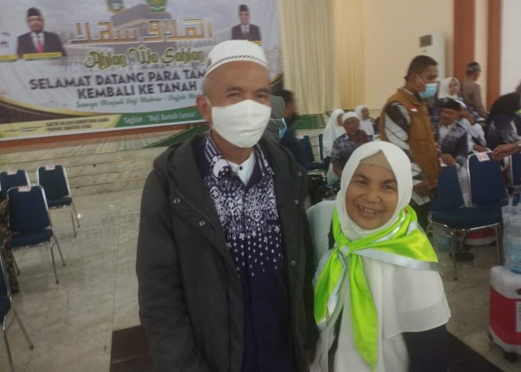 Haji Risvande Lubis Wartawan Gebrak ( kiri) bersama Istrinya,  jemaah haji Kloter 09 Debarkasi Medan.(Satunusantara news/Munawar).