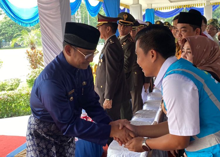 PLN UP3 Lubuk Pakam yang diwakili Assistent Manajer  Keuangan dan Umum, Lasson Padang (kanan) memberikan ucapan selamat hari jadi Kabupaten Deli Serdang ke-78 kepada Pj Bupati Deli Serdang Ir Wiriya Alrahman,MM (kiri) pada upacara yang dilaksanakan di Lapangan Merdeka Lubuk Pakam.(Satunusantara news/HO-PLN UID Sumut).