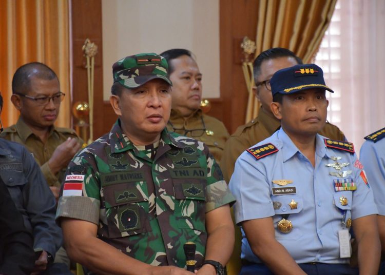 Danrem 033/Wira Pratama Brigjen TNI Jimmy Watuseke (tengah) saat menghadiri acara pelantikan Komisi Informasi Provinsi Kepri periode tahun 2024-2028.(Satunusantara 
 News/HO-Korem 033/Wira Pratama)