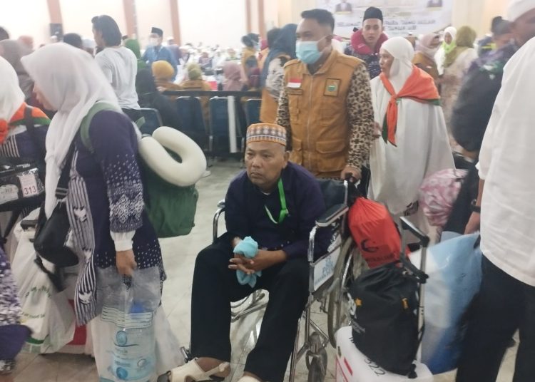 jemaah haji Kloter 10 Debarkasi Medan, saat meninggalkan  Aula 1 Madinatul Hujjaj Asrama Haji Medan, pulang ke daerah masing-masing.(Satunusantara news/Munawar)