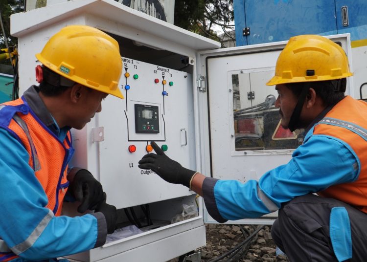 Petugas PLN memastikan pemasangan  Automatic Change  Over Switch (ACOS)_ tegangan rendah berfungsi dengan baik dalam menyukseskan Festival Buah dan Bunga di Kabupaten Karo,Sumatera Utara.(Satunusantara news/HO-PLN UID Sumut).