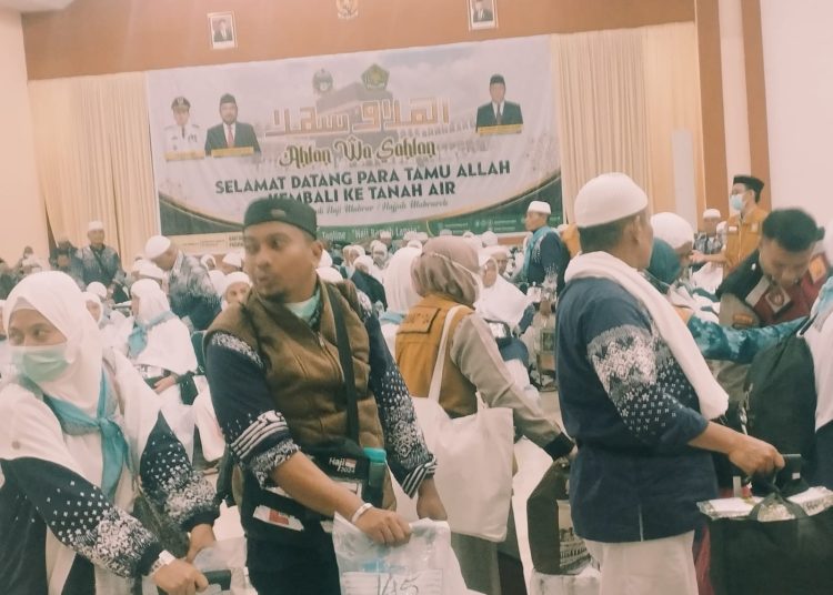 Jemaah haji  Kloter 11 Debarkasi Medan, saat meninggalkan  Aula 1 Madinatul Hujjaj Asrama Haji Medan, menuju pulang ke daerah asal.(Satunasantara news/Munawar).