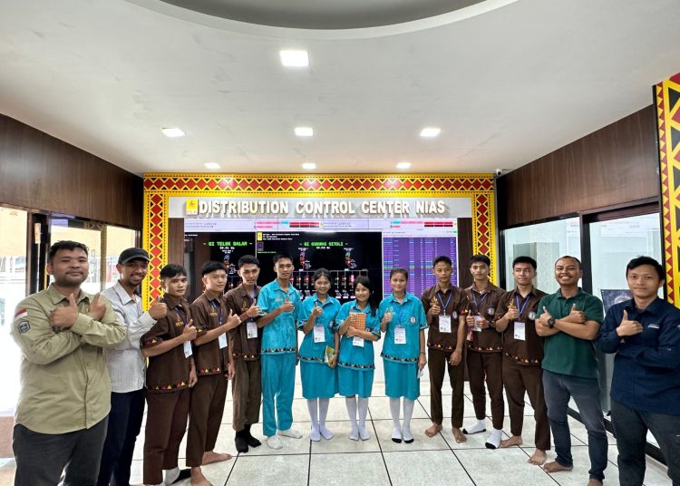 Siswa SMKS BNKP Gunung Sitoli, saat foto bersama dengan Distribution Control Center (DCC) PLN UP3 Nias.(Satunusantara news/HO-Humas PN UID SUmut).