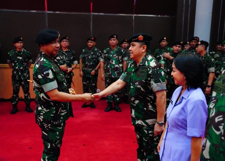 Panglima TNI Jenderal TNI Agus Subiyanto (kiri) bersalaman dengan seorang Perwira Tinggi TNI, saat  menerima Laporan Korps kenaikan pangkat 22 Perwira Tinggi (Pati) TNI.(Satunusantara  news/HO-Puspen TN().