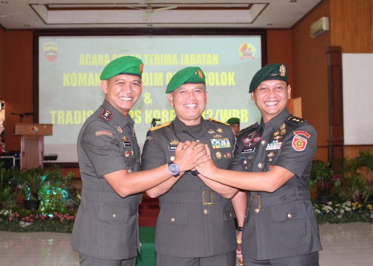 Danrem   032/Wirabraja Brigjen TNI Wahyu Eko Purnomo (tengah) salam komando dengan  Dandim 0309/Solok yang lama Letkol Inf Aji Satrio dan yang baru Letkol Kav Sapta Raharaja.(Satunusantara news/HO-Korem 032/Wirabraja).