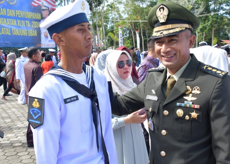 Kepala Staf Korem 033/Wira Pratama Kolonel Inf I Ketut Mertha Gunarda (kanan) saat menghadiri Upacara Pelantikan dan Penyumpahan Siswa Dikmata TNI AL Angkatan XLIV TA 2024 Satdik-1 Kodiklatal Tanjung Uban.(Satunusantara news/HO-Korem  033/Wira Pratama).