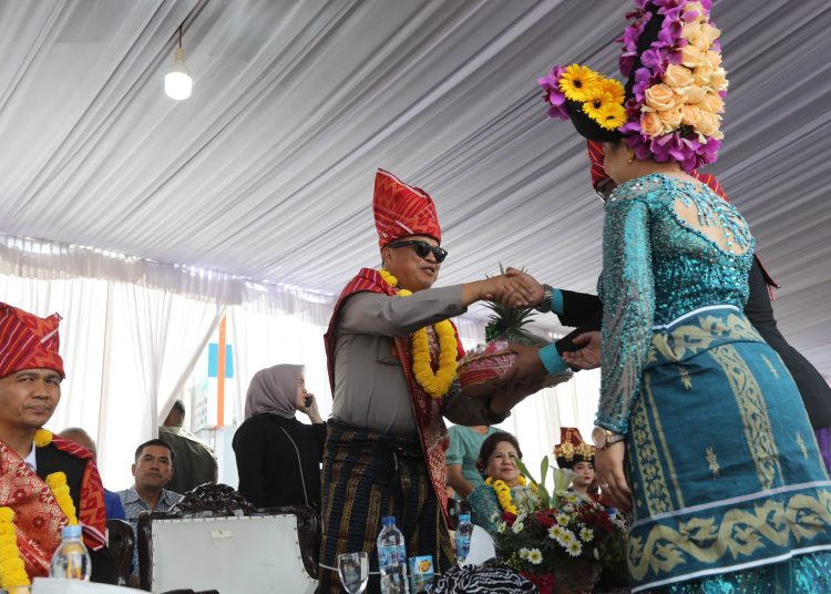 Kapolda Sumut Komjen Pol Agung Setya Imam Effendi, saat bersalaman dengan tokoh adat Karo pada festival bunga dan buah tahun 2024 yang diadakan di Tugu Perjuangan, Pusat Kota Berastagi, Kabupaten Karo.(Satunusantara news/HO-Humas Polda Sumut).