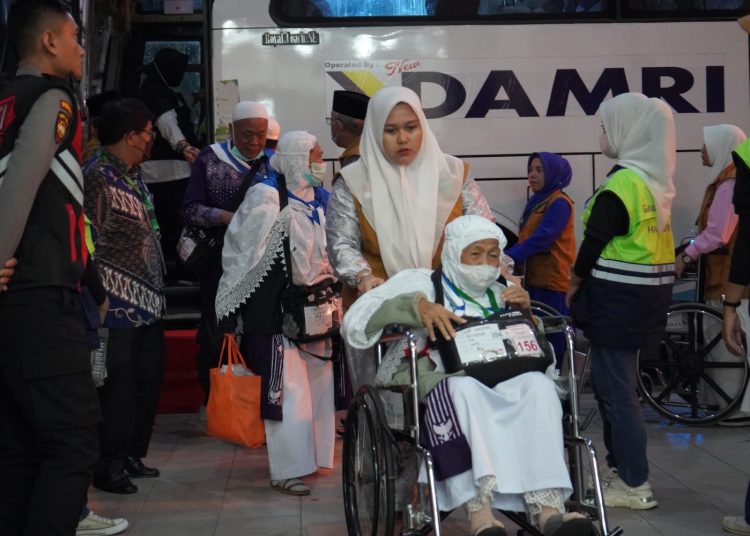 Jemaah haji yang tergabung di  Kloter 12 Debarkasi Medan, saat turun  dari Bus menuju  Aula 1 Madinatul Hujjaj Asrama Haji Medan.(Satunusantara news/HO-Humas Haji Medan).