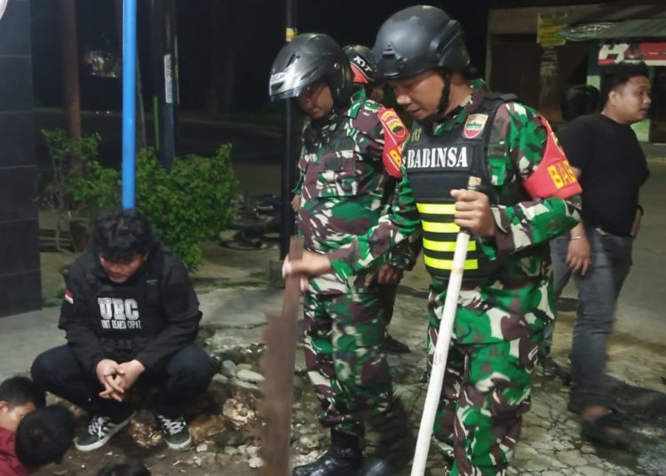 Tim patroli gabungan tiga pilar Medan Denai tangkap anggota geng motor bawa sajam.(Satunusantara news/HO-Kodim 0201/Medan)