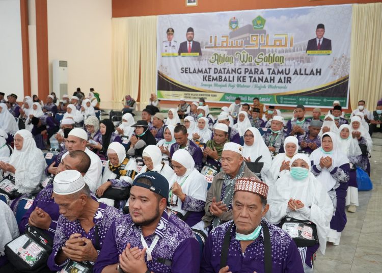 Jemaah haji Kloter 13 Derbarkasi Medan,  saat disambut kedatangannya dari tanah suci Makkah di Aula 1 Madinatul Hujjaj Asrama Haji Medan.(Satunusantara news/HO-Humas Haji Medan).