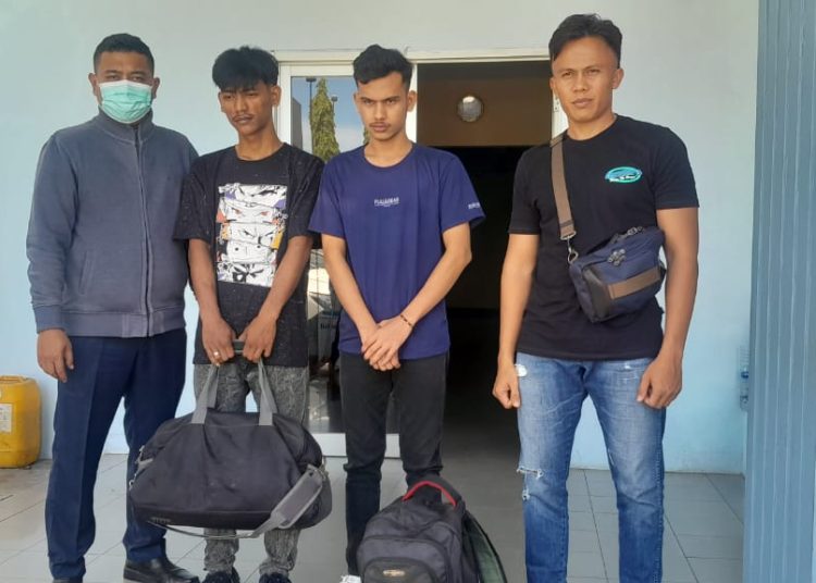 Dua  calon penumpang pesawat MA dan M (tengah) yang membawa narkoba di Bandara Internasional Kualanamu, Kabupaten Deli Serdang, diamankan petugas.(Satunusantara news/HO-Humas PT Angkasa Pura Aviasi).