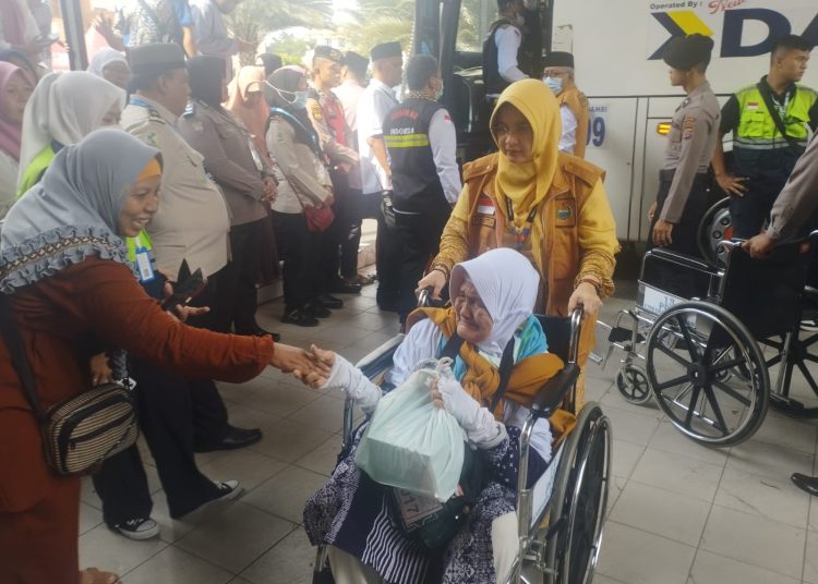 Jemaah haji Kloter 14 Debarkasi Medan, saat baru turun dari Bus menuju Aula 1 Madinatul Hujjaj Asrama Haji Medan.(Satunusantara news/Munawar).