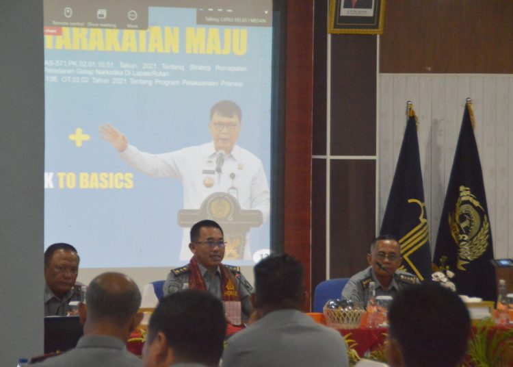 Dir Pamintel Dirjend  Pemasyarakatan, Brigjen Pol Teguh Yuswardhie (tengah) saat memberikan Penguatan Pengamanan dan Intelijen Pemasyarakatan di jajaran Kanwil Kemenkumham Sumut di  Lapas Kelas I Medan.(Satunusantara news/HO-Humas Lapas Kelas I Medan).