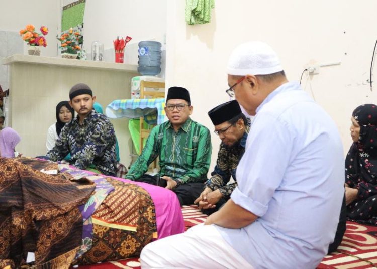 Kakankemenag Kabupaten Asahan Saripuddin Daulay didampingi Kasi Haji dan Umroh, H. Jamaluddin dan Kepala KUA Kecamatan Kisaran Barat, H. Suherman, saat melayat ke rumah duka almarhum H. Rusli Selamat (67) 
 menyampaikan belasungkawa yang mendalam.(Satunusantara newsHO-Humas Haji Medan).