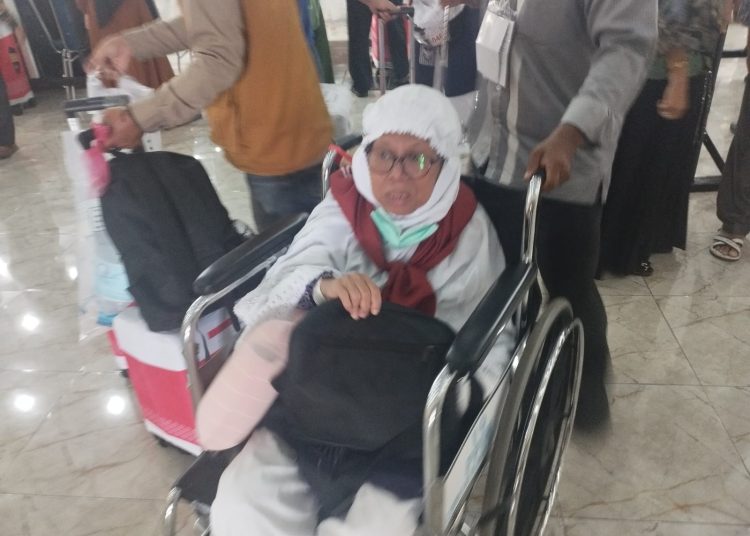 Juraida (65) jemaah haji Lansia asal Kabupaten Madina tergabung di Kloter 15 Debarkasi Medan.(Satunusantara news/Munawar).